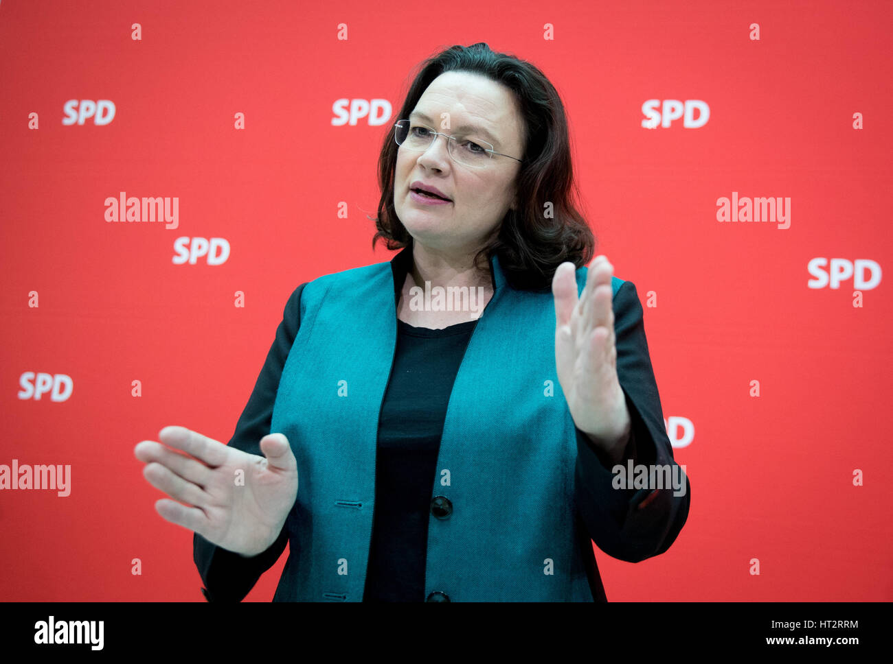 Deutsche Arbeitsminister Andrea Nahles präsentiert von Deutschlands Sozialdemokratische Partei (SPD) auf die Agenda 2010, eine Reihe von Reformen zur Überholung des Deutsche Sozialsystems vorgeschlagene Anpassungen und Arbeitsbeziehungen, während einer Pressekonferenz in Berlin, Deutschland, 6. März 2017 statt. Unter dem Plan würde Arbeitslose Personen berechtigt, die Leistungen bei Arbeitslosigkeit für einen längeren Zeitraum hinweg zu erhalten, wenn sie weitere Ausbildung erhalten. Foto: Kay Nietfeld/dpa Stockfoto