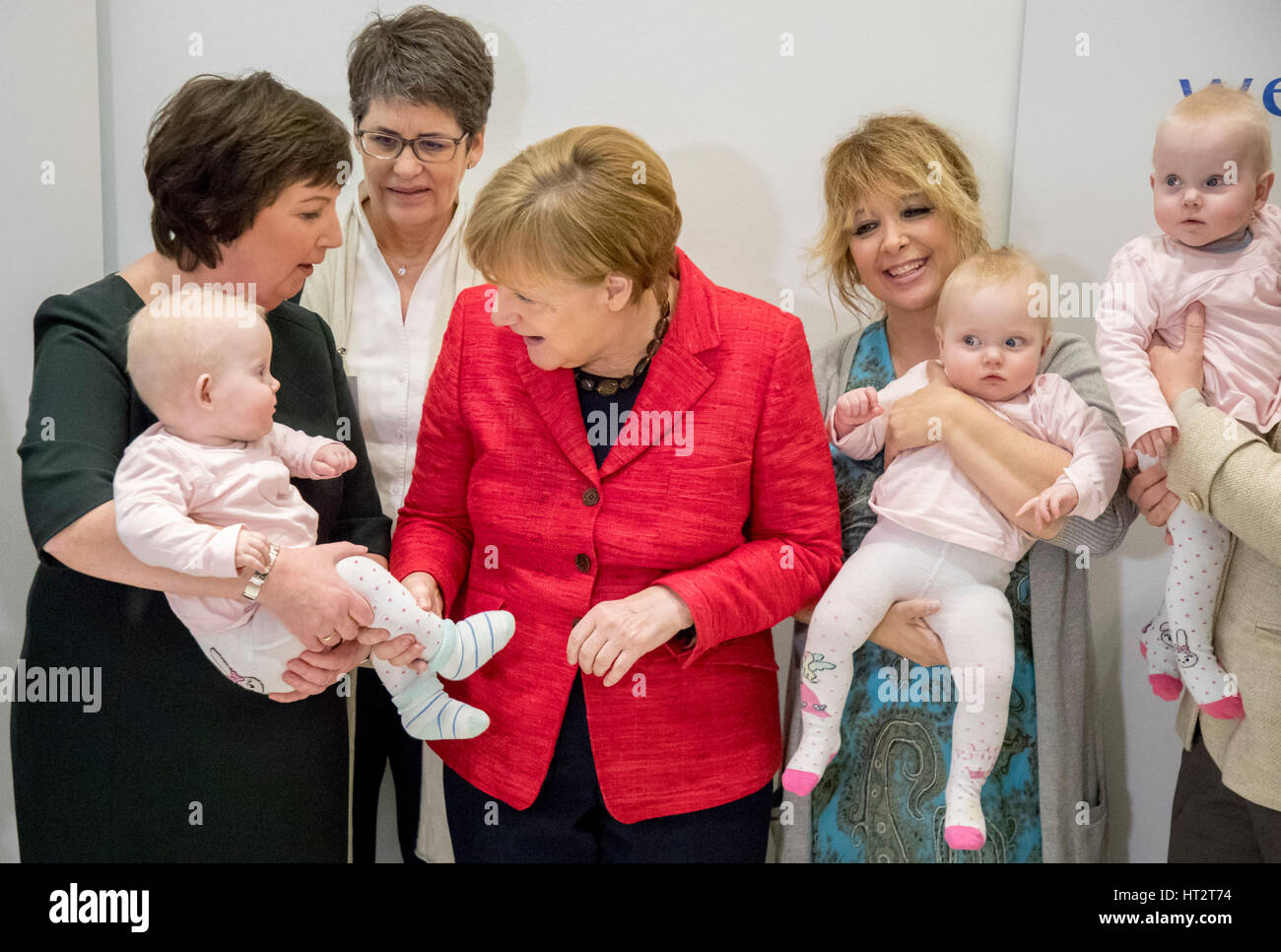 Berlin, Deutschland. 6. März 2017. Bundeskanzlerin Angela Merkel (CDU) mit dem zehn Monate alten Baby Romy bei einer Veranstaltung anlässlich des 15. Jubiläums der die Kinder Liebe Wellcome Rose Volz-Schmidt (L) in Berlin, Deutschland, 6. März 2017 gegründet. Die Nächstenliebe, die Merkel die Patronin ist hilft, Freiwillige, die junge Mütter bei der Kinderbetreuung helfen zu finden. Foto: Michael Kappeler/Dpa/Alamy Live News Stockfoto