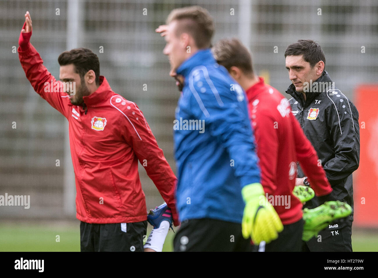 Leverkusen, Deutschland. 6. März 2017. Leveerkusen der neue Manager Tayfun Korkut (R) bei einem Team-Training in Leverkusen, Deutschland, 6. März 2017. Korkut (42) erhalten einen vorläufige Vertrag, der bis zum Ende der Saison läuft. Das Team ist derzeit auf dem 10. Platz in der deutschen Bundesliga. Foto: Federico Gambarini/Dpa/Alamy Live News Stockfoto