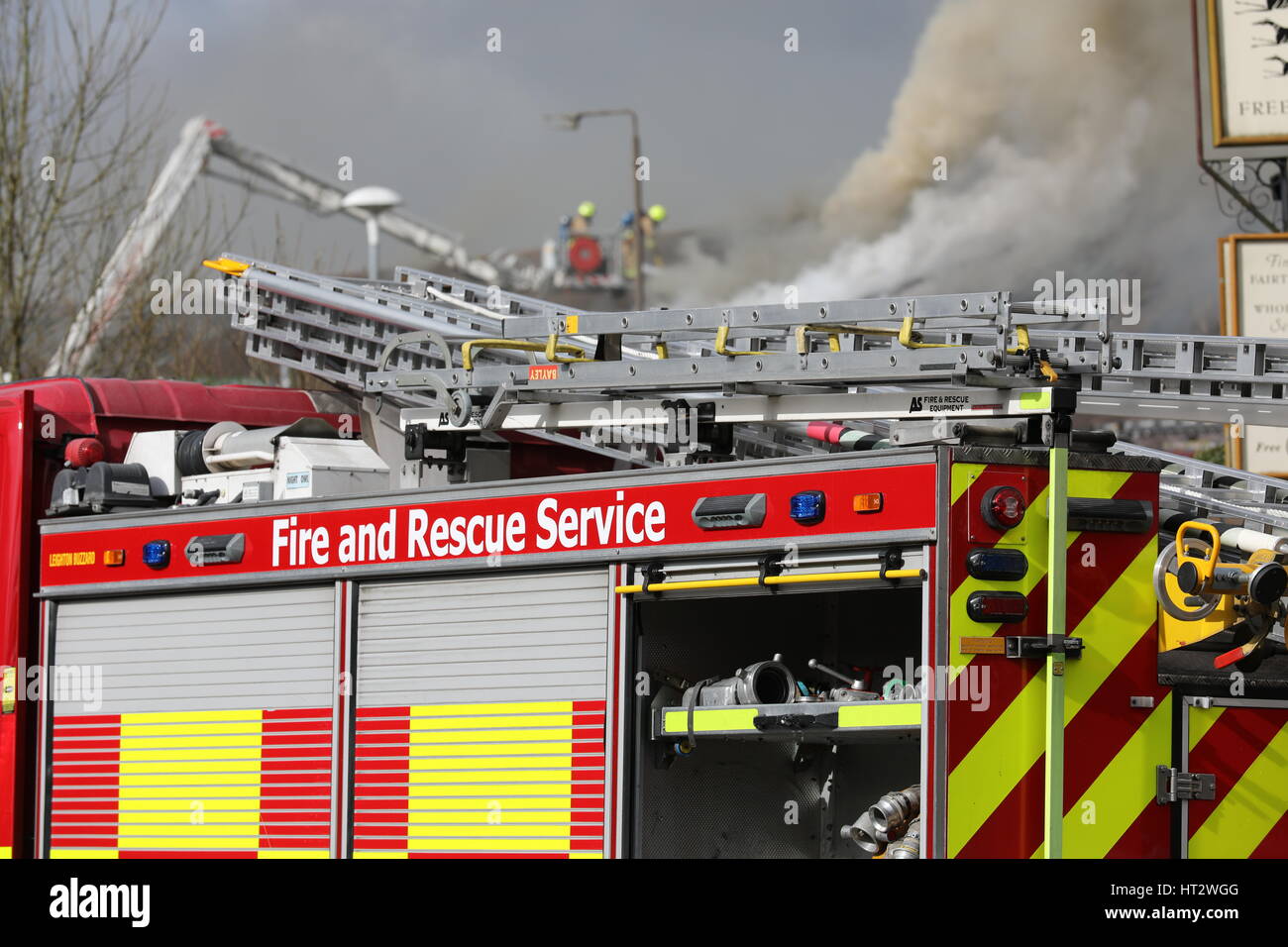 Luton, Großbritannien. 6. März 2017. Ein Großbrand ereignete sich auf der Asda Supermarkt auf Wigmore Lane in Luton um die Mittagszeit. Eine Hubarbeitsbühne greift das Feuer auf dem Dach mit mindestens 10 Pumpen anwesend. Bildnachweis: Nick schnitzen/Alamy Live-Nachrichten Stockfoto