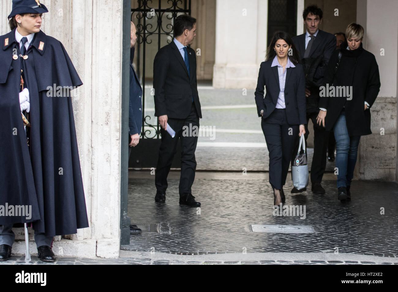 Rom, Italien. 6. März 2017. Bürgermeister am Palazzo Chigi, die Konvention der Vororte zu unterzeichnen. das Bild Rom Bürgermeister Virgina Raggi Credit: Andrea Ronchini/Alamy Live News Stockfoto