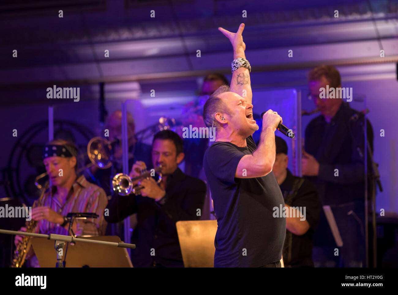 Berlin, Deutschland. 6. März 2017. Nick VAN EEDE (Sänger Cutting Crew) Man Doki Soulmates Und Wings of Freedom Konzert in Berlin, Deutschland bin 06.03.2017 Credit: Peter Schatz/Alamy Live News Stockfoto