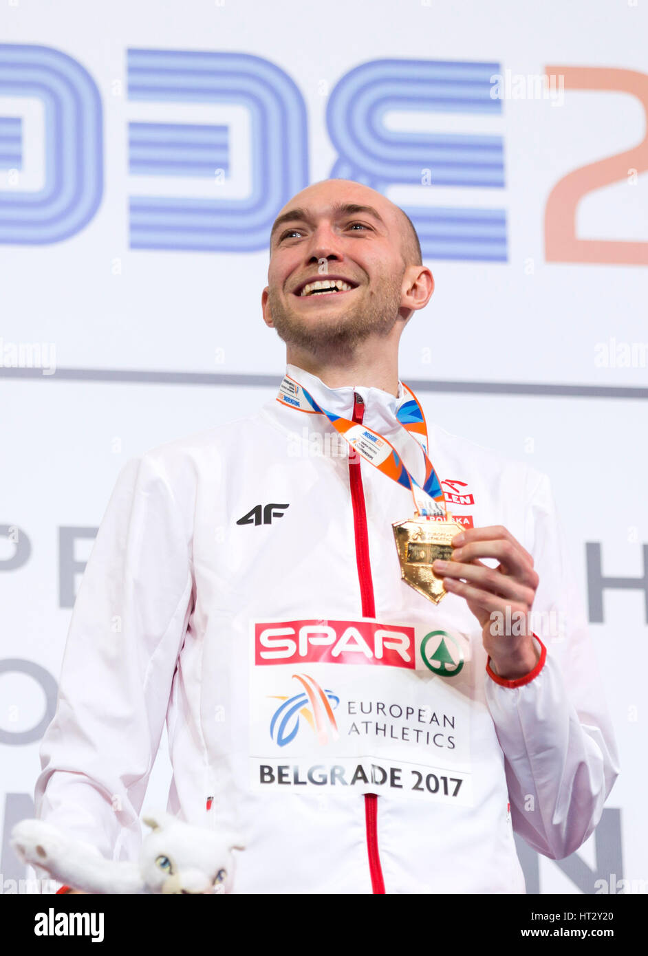 Belgrad, Serbien. 6. März 2017. Polens Goldmedaillengewinner Sylwester Bednarek pose auf dem Podium bei der Siegerehrung für den Hochsprung am dritten Tag von den 2017 Leichtathletik-Halleneuropameisterschaften in der Kombank-Arena am 5. März 2017 in Belgrad, Serbien. Bildnachweis: Nikola Krstic/Alamy Live-Nachrichten Stockfoto