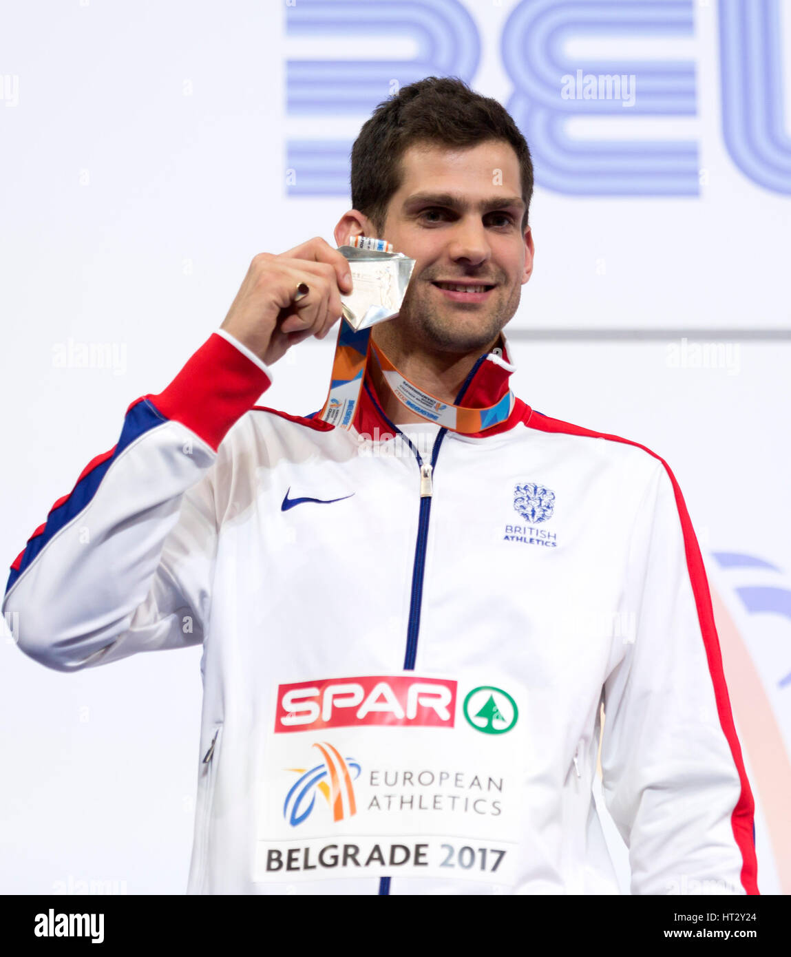 Belgrad, Serbien. 6. März 2017. Großbritanniens Silbermedaillengewinner Robbie Grabarz pose auf dem Podium bei der Siegerehrung für den Hochsprung am dritten Tag von den 2017 Leichtathletik-Halleneuropameisterschaften in der Kombank-Arena am 5. März 2017 in Belgrad, Serbien. Bildnachweis: Nikola Krstic/Alamy Live-Nachrichten Stockfoto