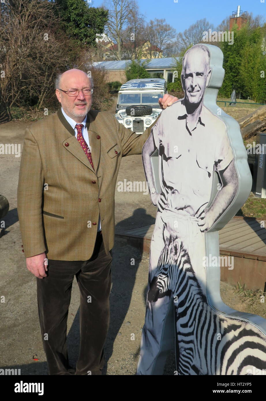 Manfred Niekisch, Direktor des Frankfurter Zoos, Emotionalität bin 16.02.2017 Im Grzimek-Camp Auf Dem Gelände des Tierparks in Frankfurt (Hessen) Neben Einer Lebensgroßen Kunststoff-Statue Ringwaden Wohl Berühmtesten Amstvorgängers, Bernhard Grzimek. (Zu Dpa «Grzimeks Erbe - Keine Angst Vor Großen Fußstapfen» Vom 07.03.2017) Foto: Eva-Maria Krafczyk/Dpa (c) Dpa - Bildfunk Stockfoto