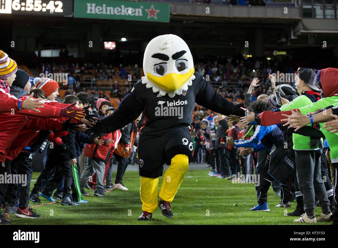 Talon D.C. United Maskottchen begrüßt Fans während der D.C. United home Opener gegen Sporting Kansas City das 0: 0 im RFK Stadium in Washington, D.C. am Samstag, 4. März 2017 beendet. Stockfoto