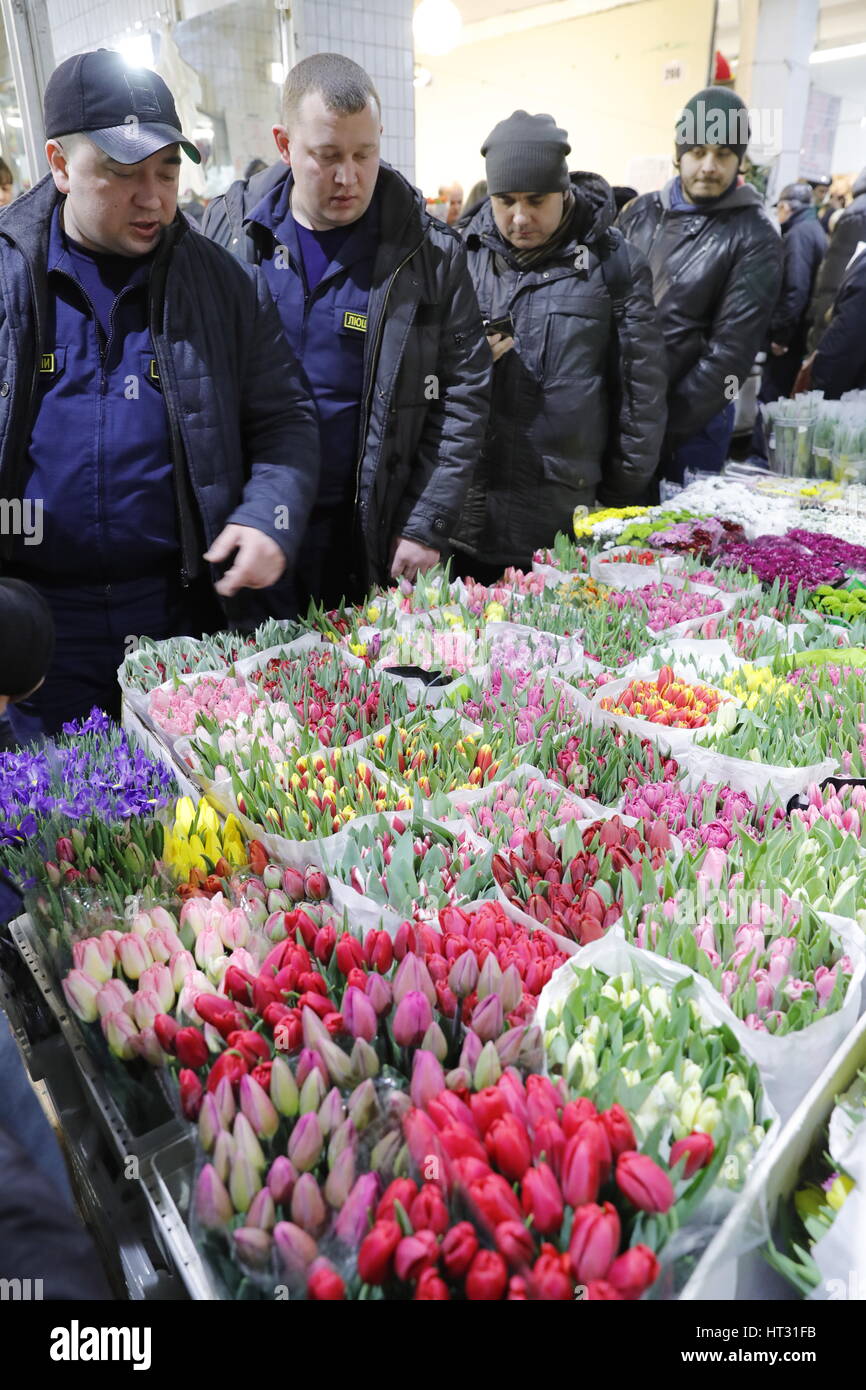 Moskau Russland 7 Marz 2017 Manner Kaufen Blumen An Rizhsky Flower Market Vor Internationalen Frauentag Bildnachweis Mikhail Metzel Tass Alamy Live Nachrichten Stockfotografie Alamy