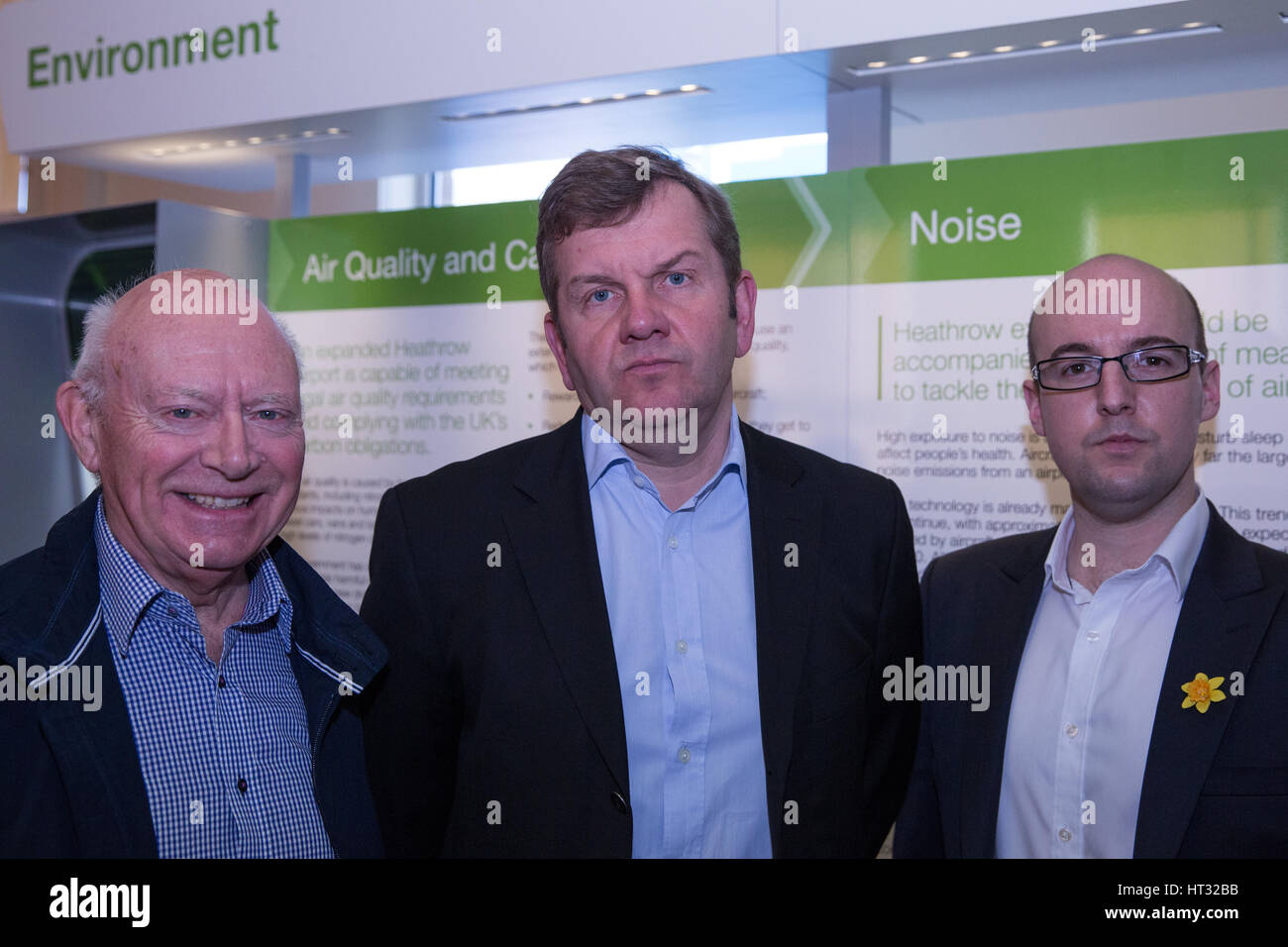 Maidenhead, UK. 7. März 2017. Cllr Richard Kellaway (l), Cllr Simon Dudley (c), Führer des RBWM Rates und Chris Nash (r) Veranstaltung der Regierung öffentliche Konsultation in Maidenhead auf Pläne zur Erweiterung der Heathrow Flughafen mit einem dritten runway.ether mit Greenpeace, suchte eine gerichtliche Überprüfung der Entscheidung der Regierung, Heathrow Expansion zu unterstützen. Bildnachweis: Mark Kerrison/Alamy Live-Nachrichten Stockfoto