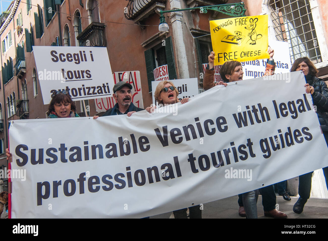 Venedig, Italien. 7. März 2017. Venezianische offiziellen Guides besuchen den Protest gegen kostenlose Führungen und illegale Führungen in Venedig, Italien. Offizielle venezianischen Führern leiden wegen illegalen Reiseleiter und kostenlose Führungen nicht autorisiert. Bildnachweis: Simone Padovani/Erwachen/Alamy Live-Nachrichten Stockfoto