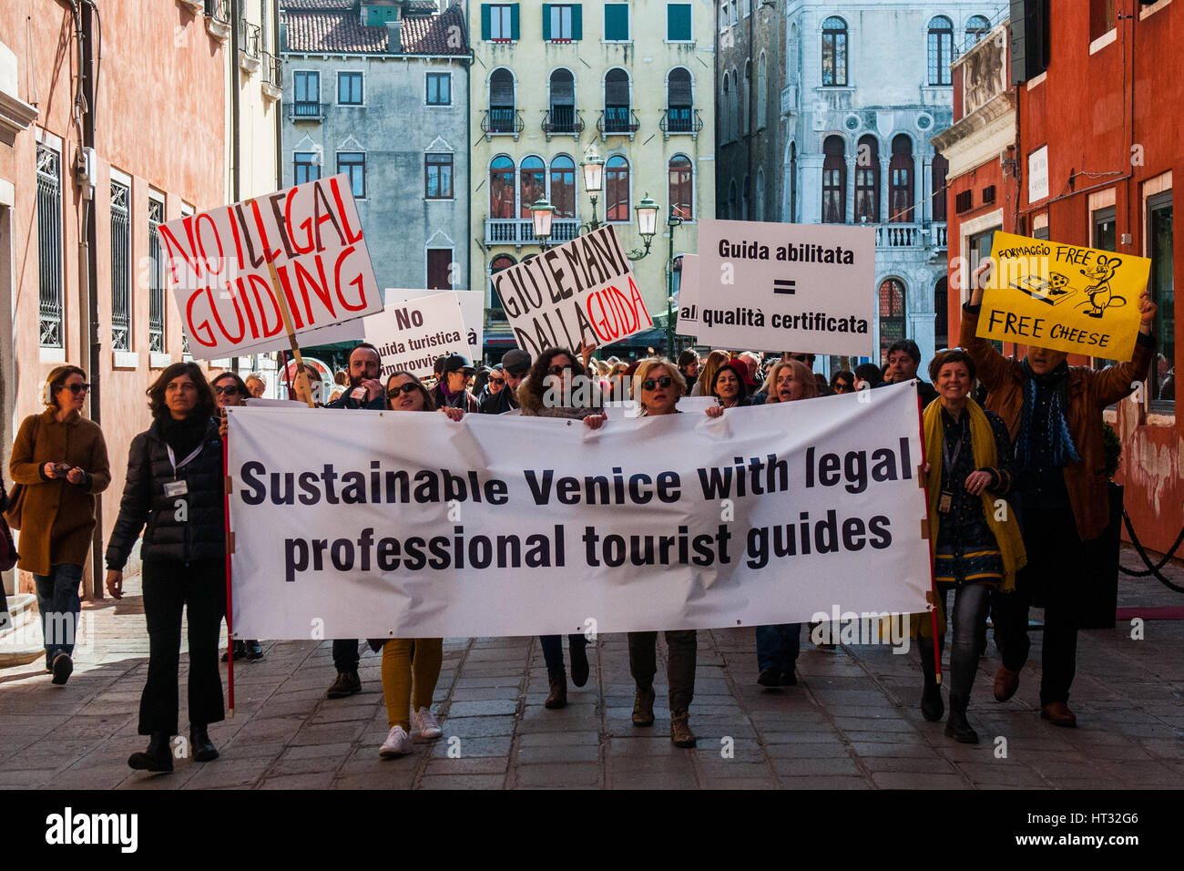 Venedig, Italien. 7. März 2017. Venezianische offiziellen Guides besuchen den Protest gegen kostenlose Führungen und illegale Führungen in Venedig, Italien. Offizielle venezianischen Führern leiden wegen illegalen Reiseleiter und kostenlose Führungen nicht autorisiert. Bildnachweis: Simone Padovani/Erwachen/Alamy Live-Nachrichten Stockfoto