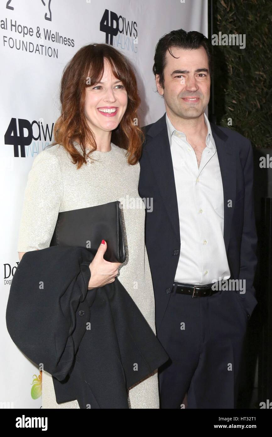 Los Angeles, CA, USA. 4. März 2017. Rosemarie DeWitt, Ron Livingston im Ankunftsbereich für Animal Hope und Wellness Stiftung 1rst jährliche gedankt Gala, W Hollywood, Los Angeles, CA 4. März 2017. Bildnachweis: Priscilla Grant/Everett Collection/Alamy Live-Nachrichten Stockfoto