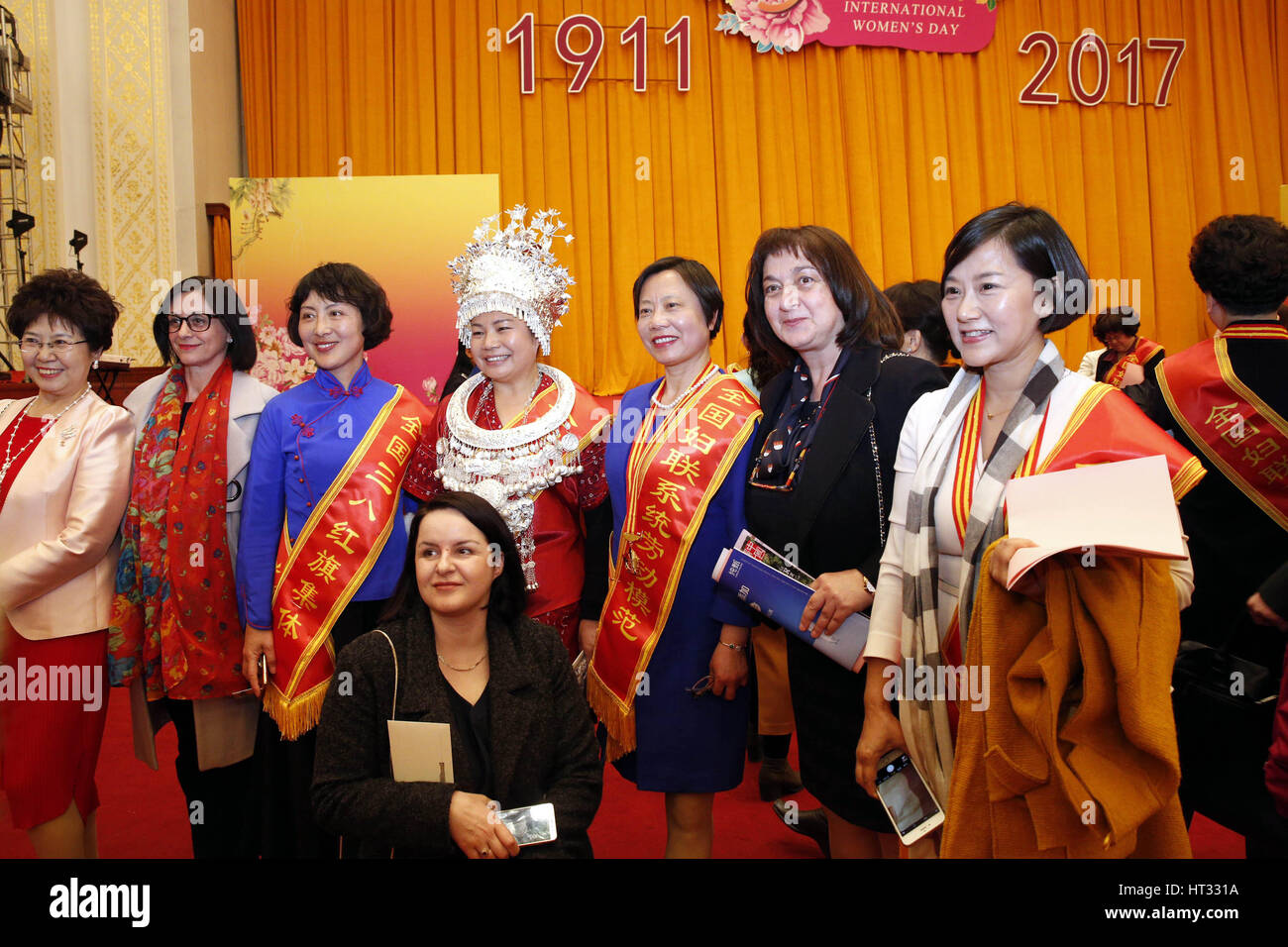 Peking, China. 7. März 2017. Gäste posieren für Fotos während einer Versammlung von chinesischen Frauen aus verschiedenen Kreisen und ausländische Diplomaten vor internationalen Frauentag in Peking, Hauptstadt von China, 7. März 2017 besucht. Bildnachweis: Zhang Yuwei/Xinhua/Alamy Live-Nachrichten Stockfoto