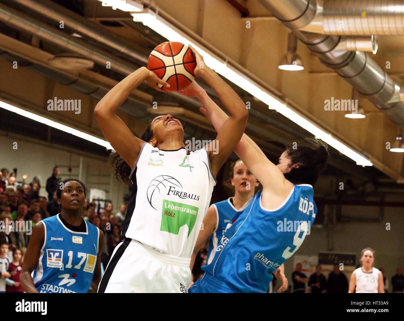 7. März 2017 - in der linken Ecke vor Alexx FORDE (Bad Aibling/USA), Julia KOEPPL (Marburg/AUT). Frau-Basketball, 1. Bundesliga-2016/17. Feuerbälle Bad Aibling Vs BC Pharmaserv Marburg,.05.02.17, Bad Aibling, Fire Dome. Alexx Forde, der 22 Jahre alte Amerikanerin Basketball-Spieler der deutschen ersten Liga Team von Bad Aibling wurde getestet Positiv für ein Arzneimittel darf in den USA und in Deutschland verboten. Infolgedessen wurde die Spielerin Suspendet vom deutschen Basketball Bund. Bildnachweis: Wolfgang Fehrmann/ZUMA Draht/Alamy Live-Nachrichten Stockfoto