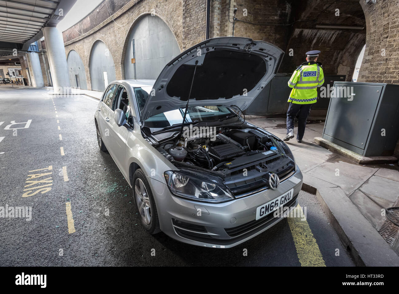 London, UK. 7. März 2017. London Bridge wurde evakuiert, da Bomb Squad ein "verdächtiges Fahrzeug' in der Nähe von The Shard gesucht. Das gestohlene Fahrzeug wurde aufgegeben, Funkenbildung eine große Evakuierung Kredit gefunden: Guy Corbishley/Alamy Live News Stockfoto
