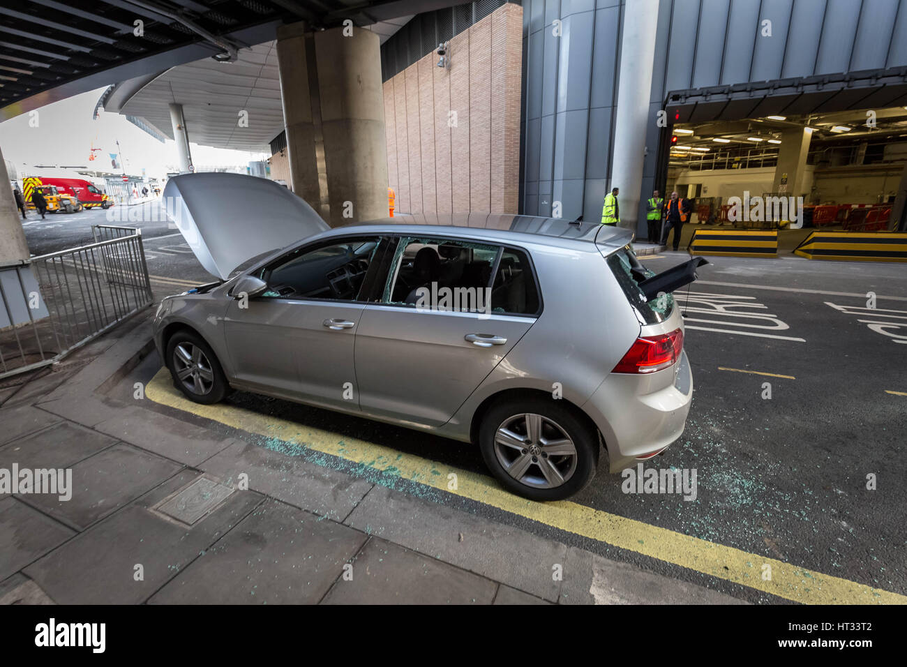 London, UK. 7. März 2017. London Bridge wurde evakuiert, da Bomb Squad ein "verdächtiges Fahrzeug' in der Nähe von The Shard gesucht. Das gestohlene Fahrzeug wurde aufgegeben, Funkenbildung eine große Evakuierung Kredit gefunden: Guy Corbishley/Alamy Live News Stockfoto