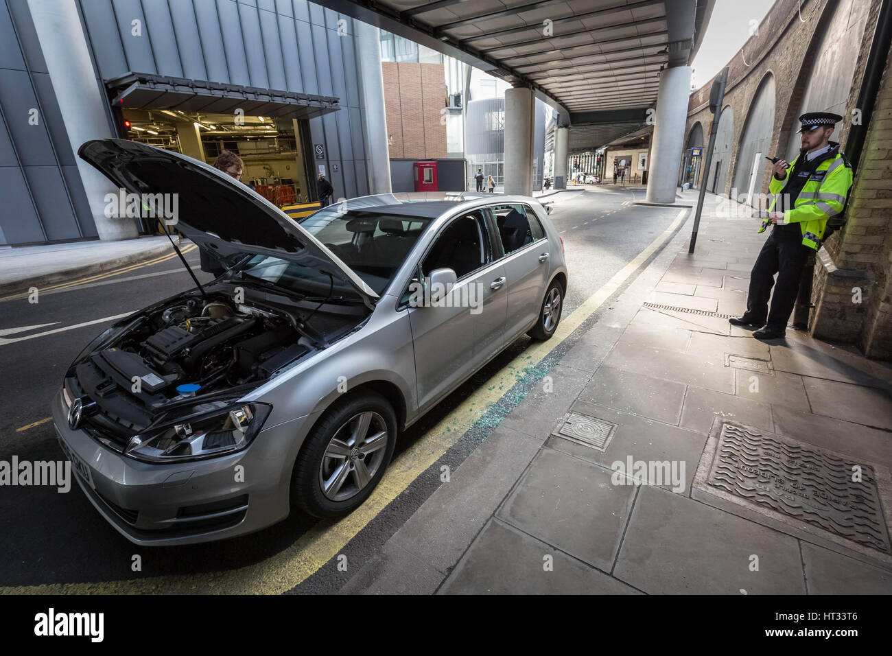 London, UK. 7. März 2017. London Bridge wurde evakuiert, da Bomb Squad ein "verdächtiges Fahrzeug' in der Nähe von The Shard gesucht. Das gestohlene Fahrzeug wurde aufgegeben, Funkenbildung eine große Evakuierung Kredit gefunden: Guy Corbishley/Alamy Live News Stockfoto