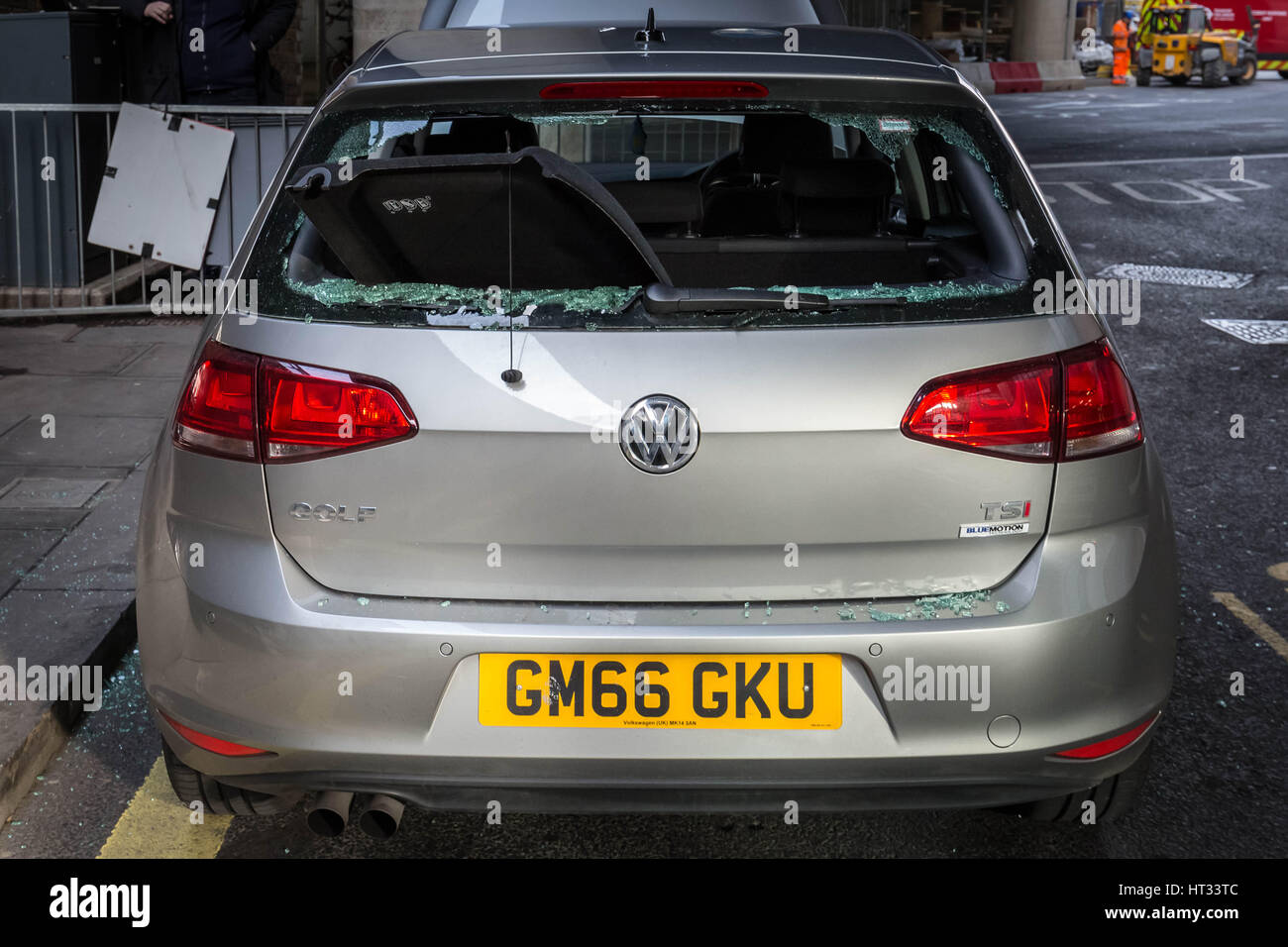 London, UK. 7. März 2017. London Bridge wurde evakuiert, da Bomb Squad ein "verdächtiges Fahrzeug' in der Nähe von The Shard gesucht. Das gestohlene Fahrzeug wurde aufgegeben, Funkenbildung eine große Evakuierung Kredit gefunden: Guy Corbishley/Alamy Live News Stockfoto