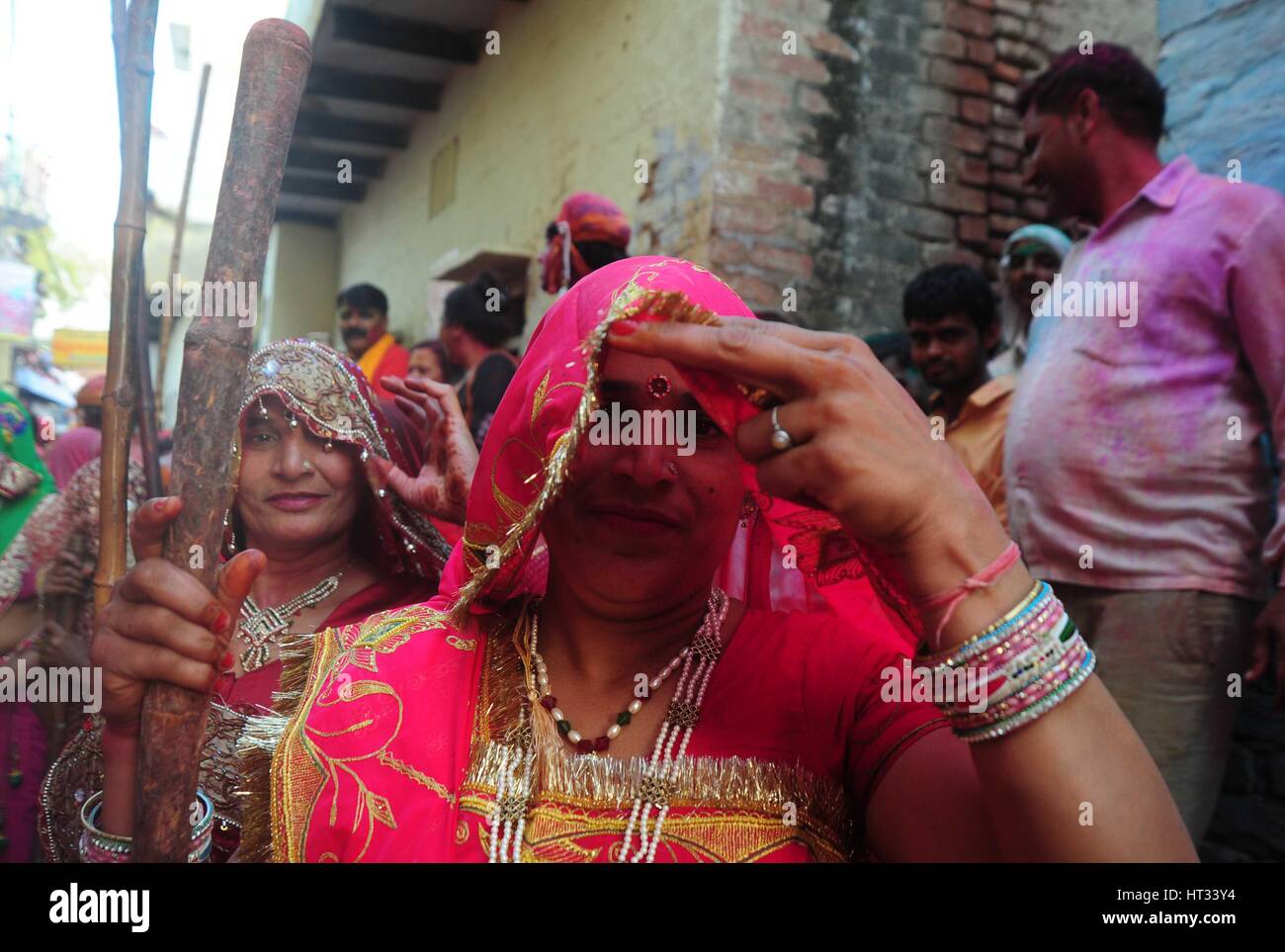 Mathura, Uttar Pradesh, Indien. 7. März 2017.  Ein indisch-hinduistischen Frauen Anhänger reagieren auf Kamera halten Stick während der jährlichen Lathmar Holi-Fest in Nandgaon Dorf, Mathura, Indien, 7. März 2017 teilzunehmen. Holi ist das hinduistische Frühlingsfest der Farben. In Barsana feiern die Menschen eine Variation von Holi Holi 'Lathmar', was bedeutet "schlagen mit Stöcken" genannt. Während der Lathmar Holi-Festival, die Frauen der Nandgaon, der Heimatstadt des hinduistischen Gott Krishna, schlagen die Männer aus Barsana, dem Geburtsort von Radha, mit Holzstöcken Credit: ZUMA Press, Inc./Alamy Live News Stockfoto