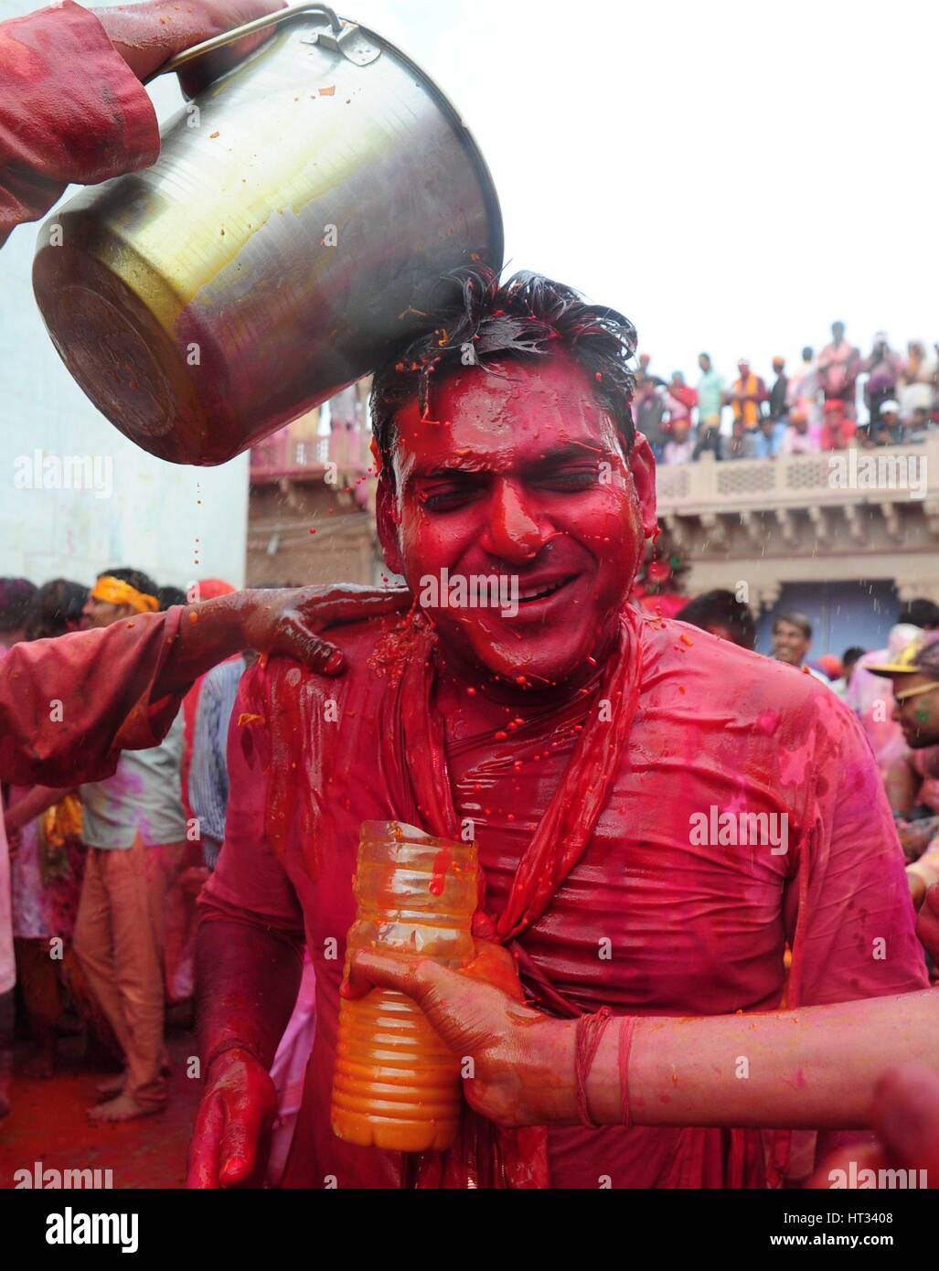 Mathura, Uttar Pradesh, Indien. 7. März 2017.  Eine indisch-hinduistischen Anhänger Gießen Farbe Wasser ein weiterer Anhänger nehmen Teil an dem jährlichen Lathmar Holi-Festival in Nandgaon Dorf, Mathura, Indien, 7. März 2017. Holi ist das hinduistische Frühlingsfest der Farben. In Barsana feiern die Menschen eine Variation von Holi Holi 'Lathmar', was bedeutet "schlagen mit Stöcken" genannt. Während der Lathmar Holi-Festival, die Frauen der Nandgaon, der Heimatstadt des hinduistischen Gott Krishna, schlagen die Männer aus Barsana, dem Geburtsort von Radha, mit Holzstöcken Credit: ZUMA Press, Inc./Alamy Live News Stockfoto