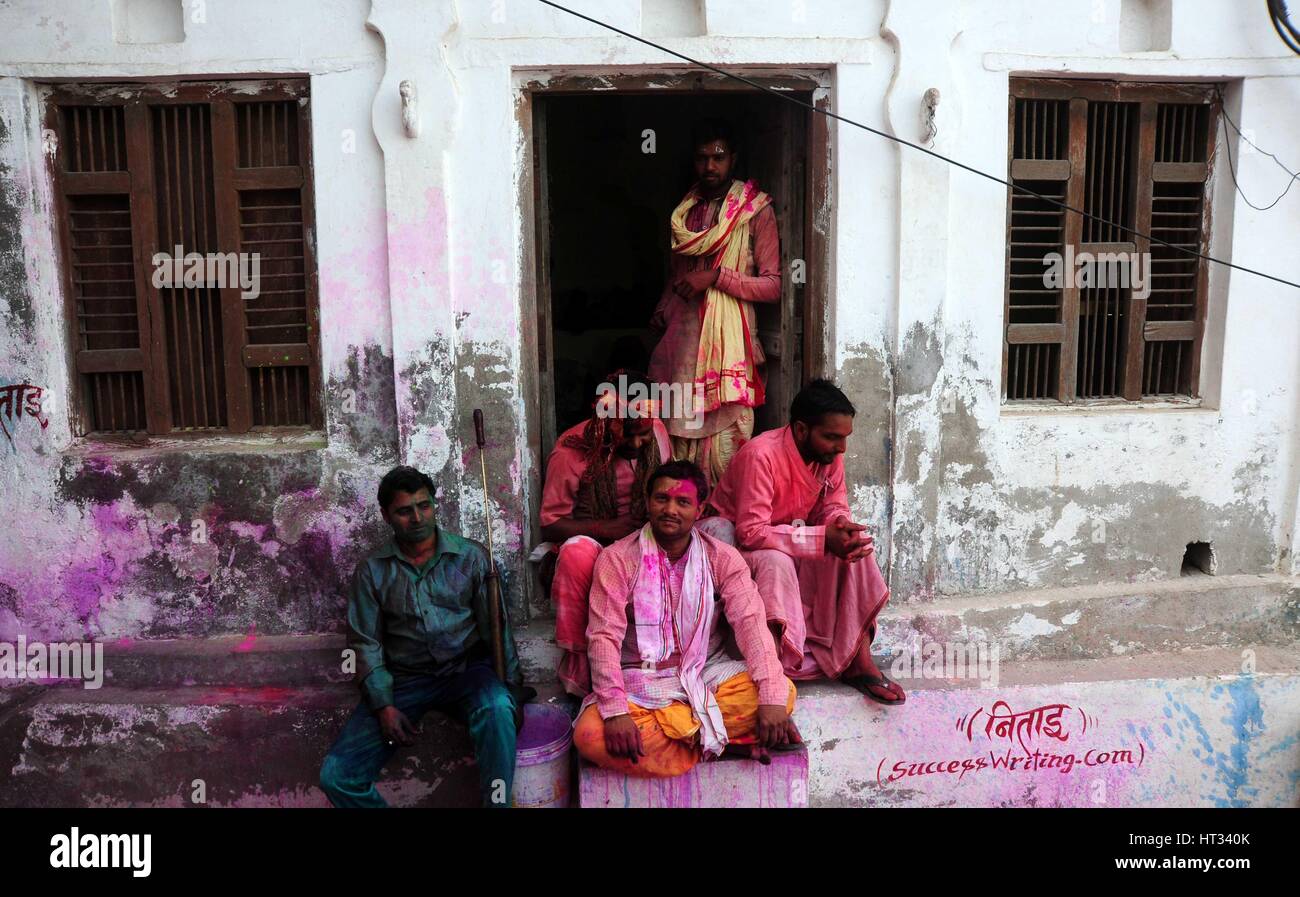 Mathura, Uttar Pradesh, Indien. 7. März 2017.  Indisch-hinduistischen Anhänger sitzen vor ihrem Haus während der jährlichen Lathmar Holi-Festival in Nandgaon Dorf, Mathura, Indien, 7. März 2017. Holi ist das hinduistische Frühlingsfest der Farben. In Barsana feiern die Menschen eine Variation von Holi Holi 'Lathmar', was bedeutet "schlagen mit Stöcken" genannt. Während der Lathmar Holi Festival schlagen die Frauen der Nandgaon, der Heimatstadt des hinduistischen Gott Krishna, die Männer aus Barsana, dem Geburtsort von Radha, mit Holzstäbchen als Reaktion auf ihre Bemühungen, Farbe auf sie zu werfen. Bildnachweis: ZUMA Press, Inc./Alamy Live-Nachrichten Stockfoto