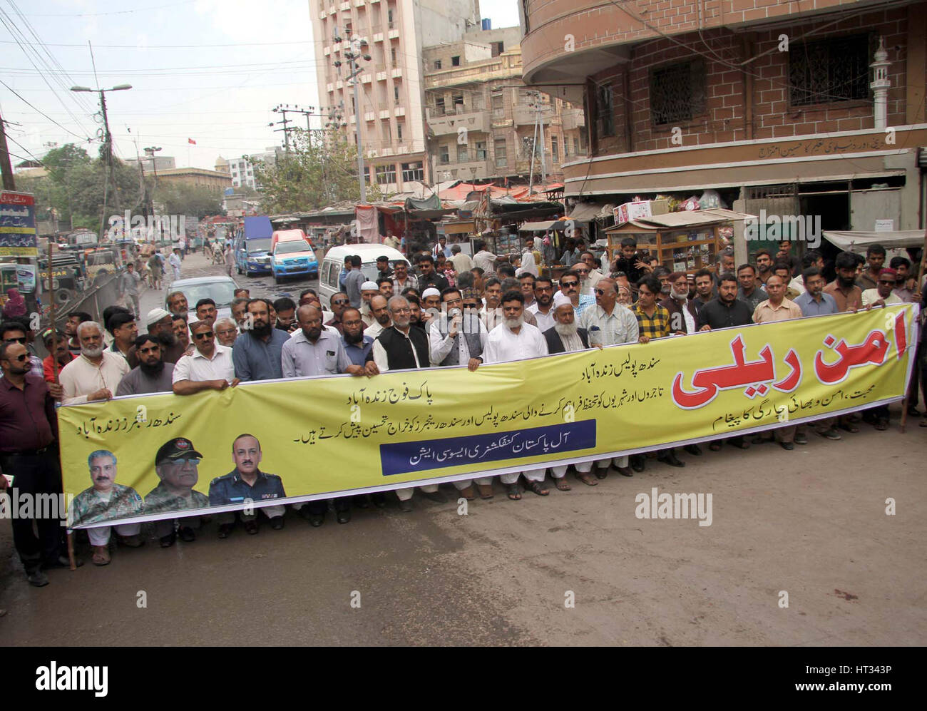 Alle Pakistan Süßwaren Vereinsmitglieder halten die Protestkundgebung gegen den Terrorismus, wie sie Parolen zu Gunsten des Sindh Polizei und Ranger, Lee-Markt in Karachi auf Dienstag, 7. März 2017 skandierten sind. Stockfoto