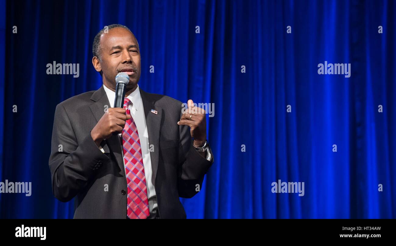 US Secretary Of Housing And Urban Development Ben Carson hält seine ersten Mitarbeiter Bürgerversammlung 6. März 2017 in Washington, D.C. Carson in seine umstrittenen Äußerungen afrikanische Sklaven als Einwanderer während seiner ersten Rede vor Hunderte von montierten Mitarbeiter beschrieben. Stockfoto