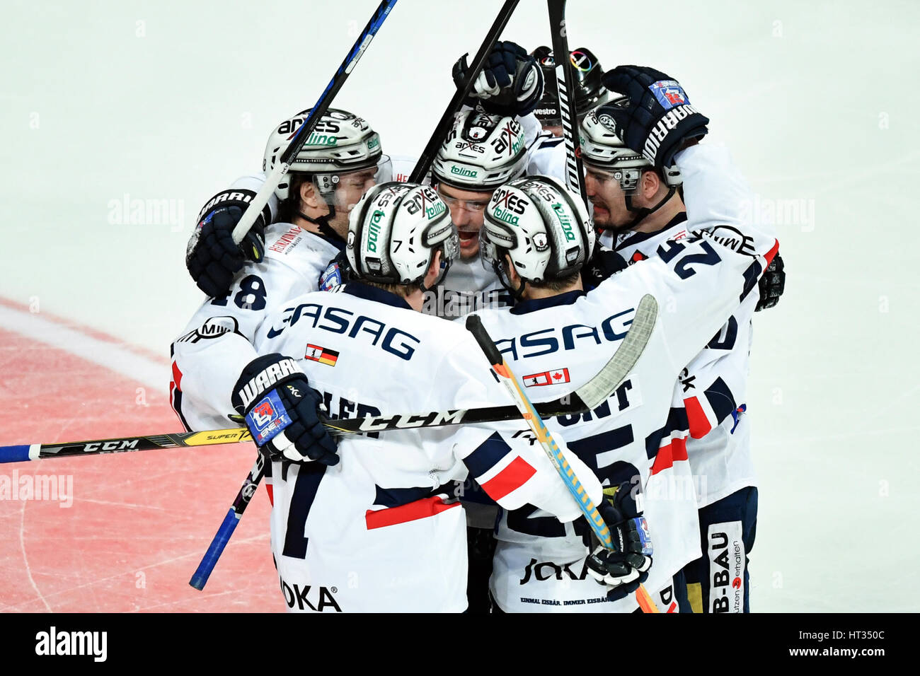 Mannheim, Deutschland. 7. März 2017. Berliner Team feiert das 0:1 Tor in die DEL Eishockey Meisterschaft Runde 16 Match zwischen Adler Mannheim und Eisbaeren Berlin in der SAP Arena in Mannheim, Deutschland, 7. März 2017. Foto: Uwe Anspach/Dpa/Alamy Live News Stockfoto