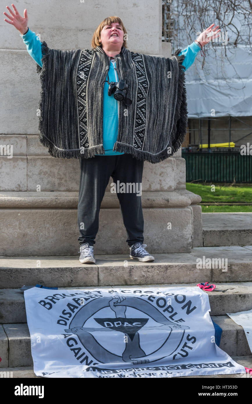 London, UK. 7. März 2017. Paula Peters der behinderte Menschen gegen Kürzungen erzählt Demonstranten außerhalb Parlaiment, das ist Zeit für Maßnahmen gegen die lange Reihe von Schnitten, die auf Menschen mit Behinderungen durch die DWP zugefügt. Nach einem Gespräch mit m/s auch Schatten Minister marschierten sie um Bundesplatz vor dem hinsetzen zum Blockieren des Datenverkehrs. Die neuesten Kürzungen in der persönlichen Unabhängigkeit Zahlungen (PIP) führt zur Sperre eines weiteren 160.000 behinderte Kläger, vor allem mit psychischen Störungen. Bildnachweis: Peter Marshall/Alamy Live-Nachrichten Stockfoto