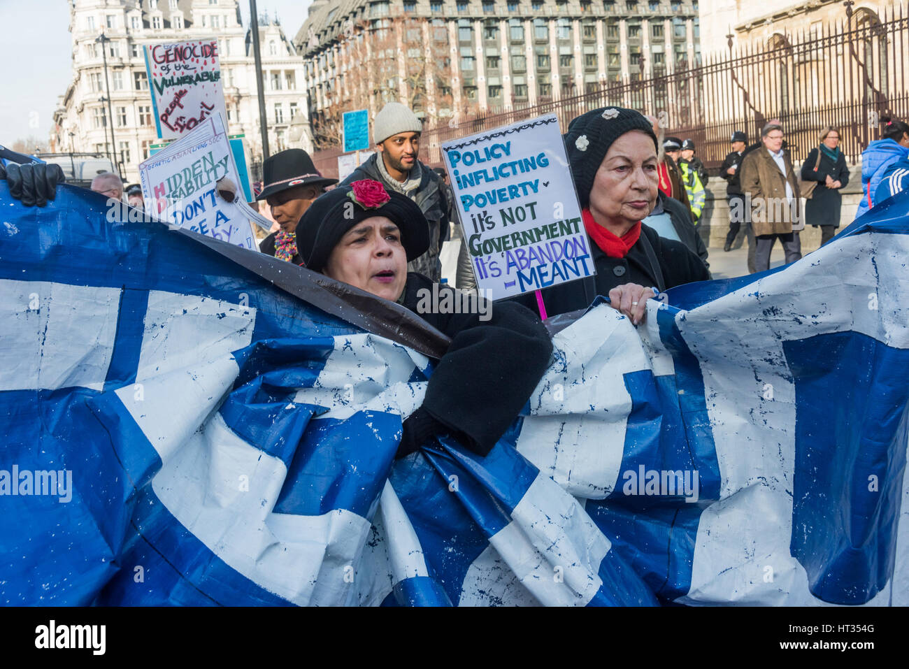 London, UK. 7. März 2017. Demonstranten halten das Banner "#ToryCutsKill" März Weg nachdem die sitzen durch behinderte Menschen gegen Kürzungen und die psychische Gesundheit Widerstandsnetzwerk die blockiert Verkehr in Parliament Square aus Protest gegen die lange Reihe von Kürzungen der Behinderten durch die DWP zugefügt.  Die neuesten Kürzungen in der persönlichen Unabhängigkeit Zahlungen (PIP) führt zur Sperre eines weiteren 160.000 behinderte Kläger, vor allem mit psychischen Störungen. Bildnachweis: Peter Marshall/Alamy Live-Nachrichten Stockfoto