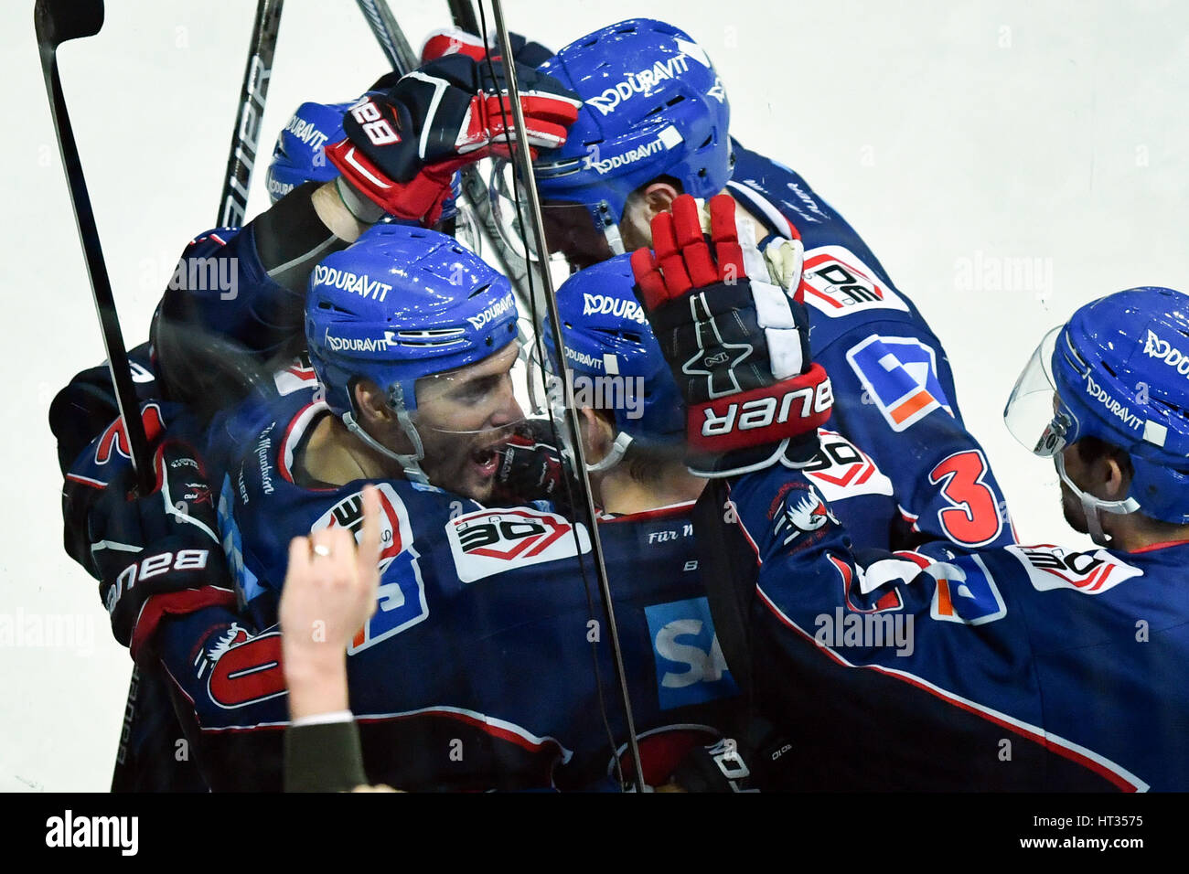 Mannheim, Deutschland. 7. März 2017. Mannheims Matthias Plachta (l) feiert seinen Treffer 2:1 das Team während der DEL Eishockey Meisterschaft Runde 16 Match zwischen Adler Mannheim und Eisbaeren Berlin in der SAP Arena in Mannheim, Deutschland, 7. März 2017. Foto: Uwe Anspach/Dpa/Alamy Live News Stockfoto