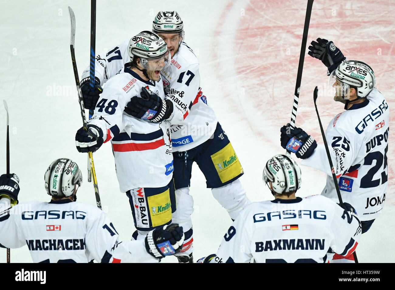Berlins Julian Talbot feiert sein 2:3-Tor mit dem Team der DEL Eishockey Meisterschaft Runde 16 Match zwischen Adler Mannheim und Eisbaeren Berlin in der SAP Arena in Mannheim, Deutschland, 7. März 2017. Foto: Uwe Anspach/dpa Stockfoto