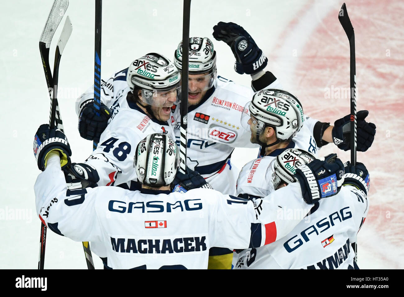 Berlins Julian Talbot (l) feiert sein 2:3-Tor mit dem Team der DEL Eishockey Meisterschaft Runde 16 Match zwischen Adler Mannheim und Eisbaeren Berlin in der SAP Arena in Mannheim, Deutschland, 7. März 2017. Foto: Uwe Anspach/dpa Stockfoto