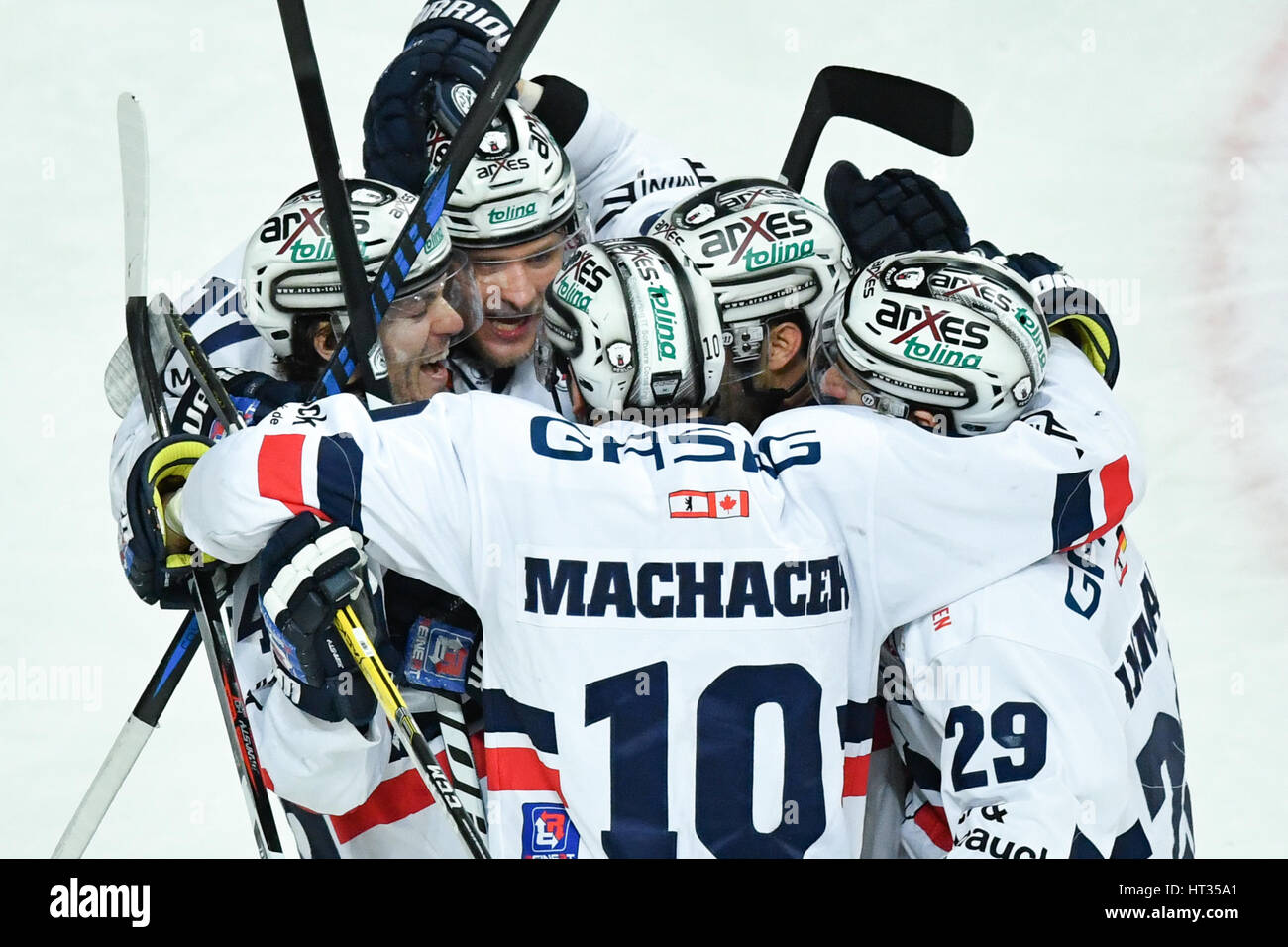 Berlins Julian Talbot (l) feiert sein 2:3-Tor mit dem Team der DEL Eishockey Meisterschaft Runde 16 Match zwischen Adler Mannheim und Eisbaeren Berlin in der SAP Arena in Mannheim, Deutschland, 7. März 2017. Foto: Uwe Anspach/dpa Stockfoto