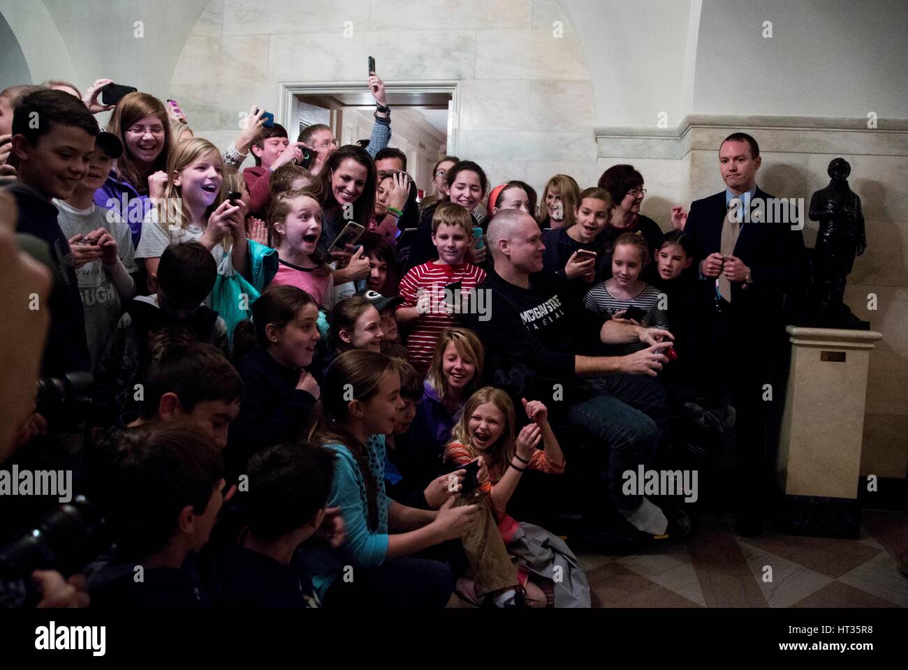 Washington, USA. 7. März 2017. Weiße Haus Besucher reagieren nach dem Besuch von US-Präsident Donald Trump an das Weiße Haus, Washington, DC, 7. März 2017. Bildnachweis: MediaPunch Inc/Alamy Live-Nachrichten Stockfoto