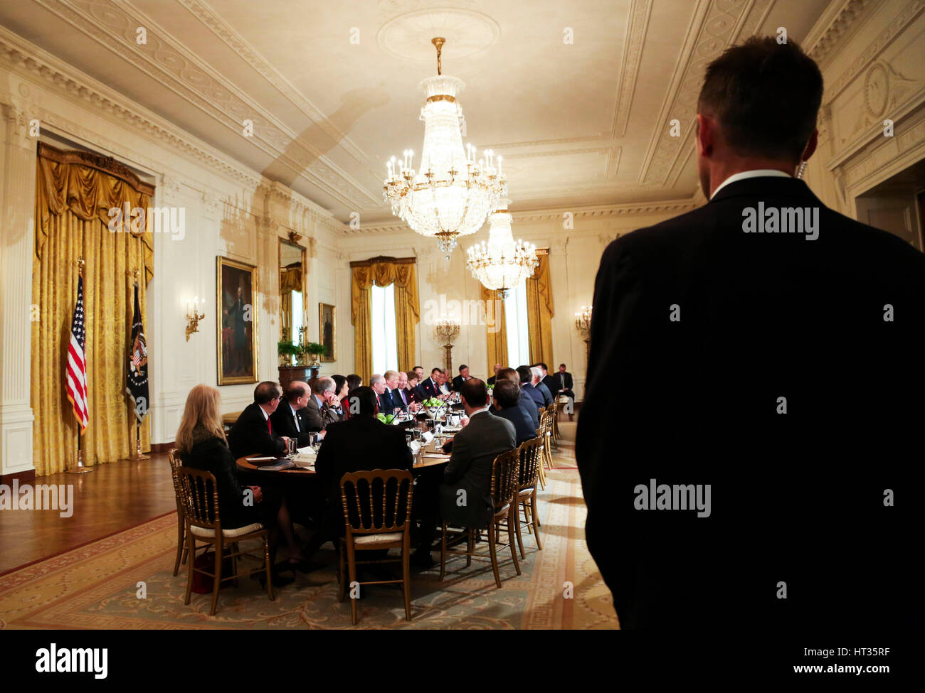Washington, DC, USA. 7. März 2017. US-Präsident Donald Trump führt ein Treffen mit dem US Haus republikanische Vize-Peitsche-Team im East Room des weißen Hauses, Washington, DC, 7. März 2017. Bildnachweis: MediaPunch Inc/Alamy Live-Nachrichten Stockfoto