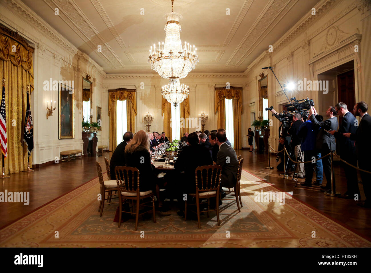 Washington, DC, USA. 7. März 2017. US-Präsident Donald Trump führt ein Treffen mit dem US Haus republikanische Vize-Peitsche-Team im East Room des weißen Hauses, Washington, DC, 7. März 2017. Bildnachweis: MediaPunch Inc/Alamy Live-Nachrichten Stockfoto