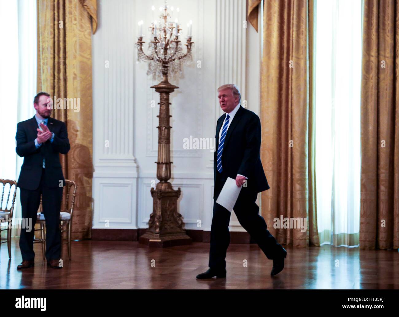 Washington, DC, USA. 7. März 2017. US-Präsident Donald Trump kommt, um ein Treffen mit dem US Haus republikanische Vize-Peitsche-Team im East Room des weißen Hauses, Washington, DC, 7. März 2017 führen. Bildnachweis: MediaPunch Inc/Alamy Live-Nachrichten Stockfoto