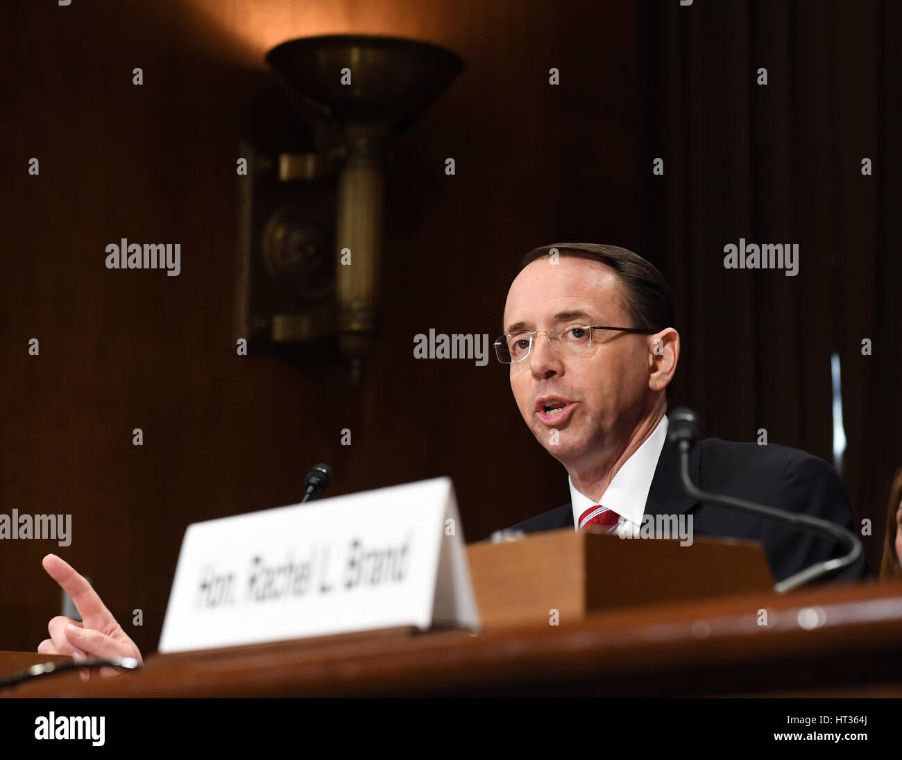 Washington, USA. 7. März 2017. Rod Rosenstein bezeugt vor dem Justizausschuss des US-Senats auf eine Anhörung betrachten ihn als stellvertretender Attorney General am Capitol Hill in Washington, DC, USA, am 7. März 2017. Bildnachweis: Bao Dandan/Xinhua/Alamy Live-Nachrichten Stockfoto