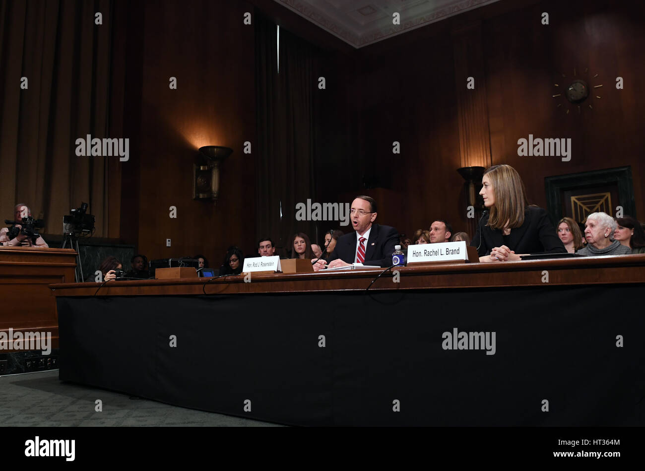 Washington, USA. 7. März 2017. Stab-Rosenstein (2. R, vorne) bezeugt vor dem Justizausschuss des US-Senats auf eine Anhörung betrachten ihn als stellvertretender Attorney General am Capitol Hill in Washington, DC, USA, am 7. März 2017. Bildnachweis: Bao Dandan/Xinhua/Alamy Live-Nachrichten Stockfoto