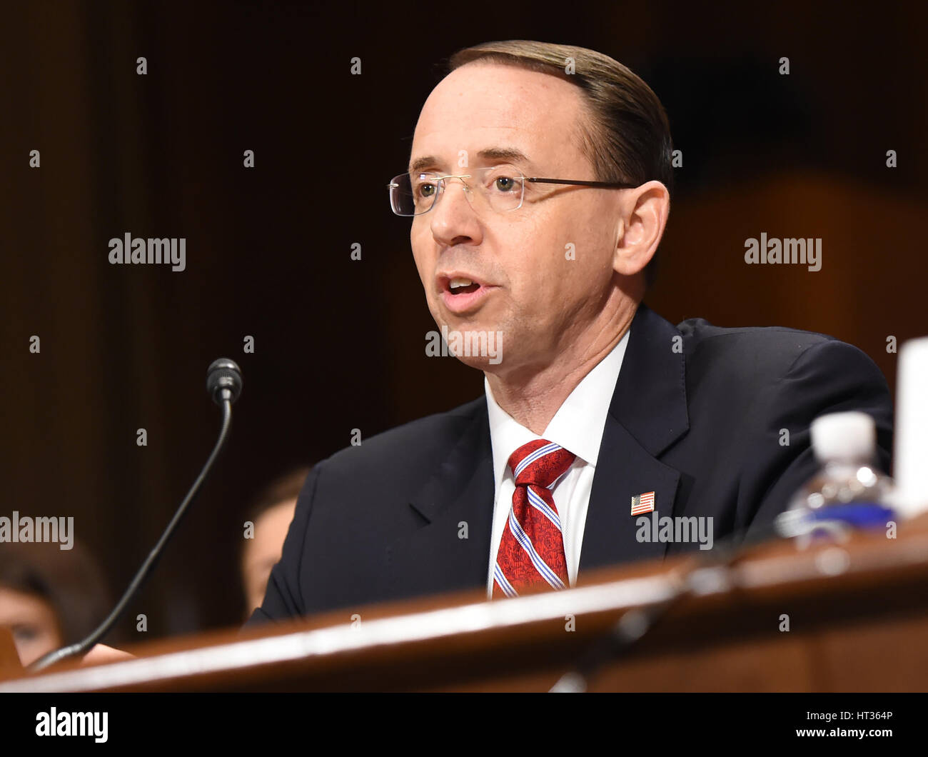 Washington, USA. 7. März 2017. Rod Rosenstein bezeugt vor dem Justizausschuss des US-Senats auf eine Anhörung betrachten ihn als stellvertretender Attorney General am Capitol Hill in Washington, DC, USA, am 7. März 2017. Bildnachweis: Bao Dandan/Xinhua/Alamy Live-Nachrichten Stockfoto