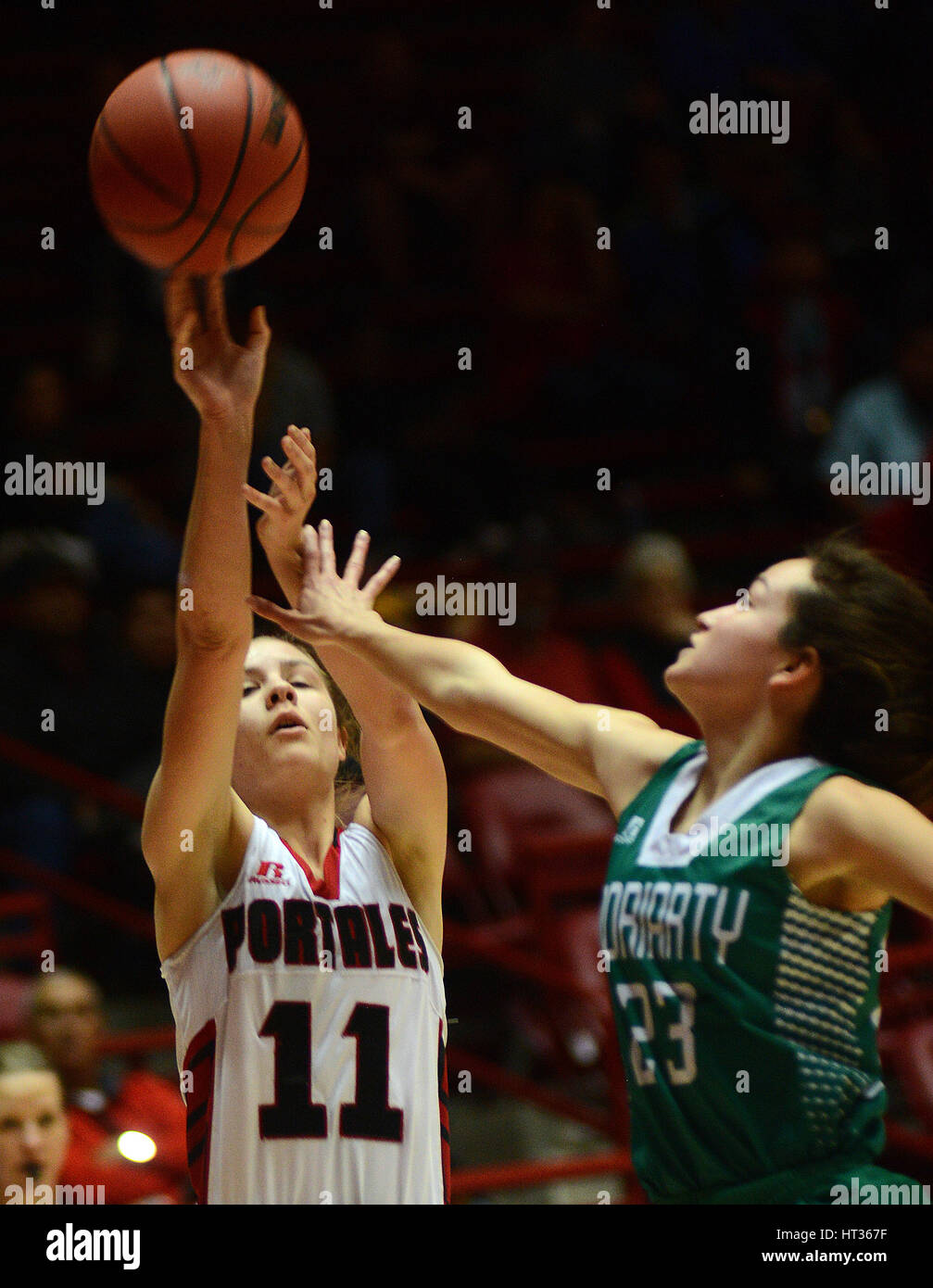 Albuquerque, NEW MEXICO, USA. 7. März 2017. ZEITSCHRIFT. Portales Lady Ram Zamorye Cox, ist links, von Moriartys Emily Gonzales, während 4A Girls State Basketball Spiel bei der Pit.Photographed auf Dienstag, 7. März 2017 gefoult. Adolphe Pierre-Louis/JOURNAL. Bildnachweis: Adolphe Pierre-Louis/Albuquerque Journal/ZUMA Draht/Alamy Live-Nachrichten Stockfoto