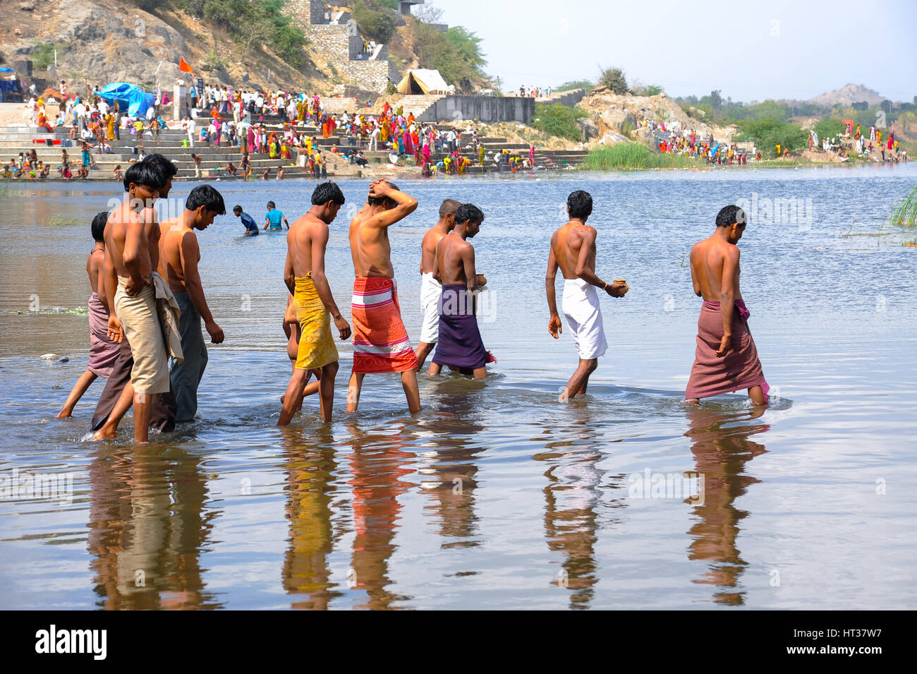 Die kumbh Töpfe, die Überreste von verstorbenen Verwandten, eine Familie von hinduistischen Männer und Jungen gehen Sie in einen Fluss Stockfoto