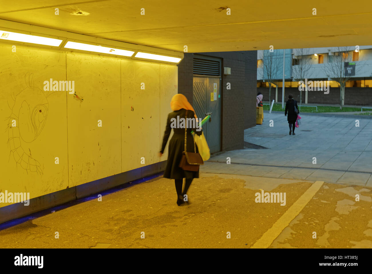 urbane Stadtbild Tunnel modernen Lebens Isolationj Hijab Schal Moslem Stockfoto