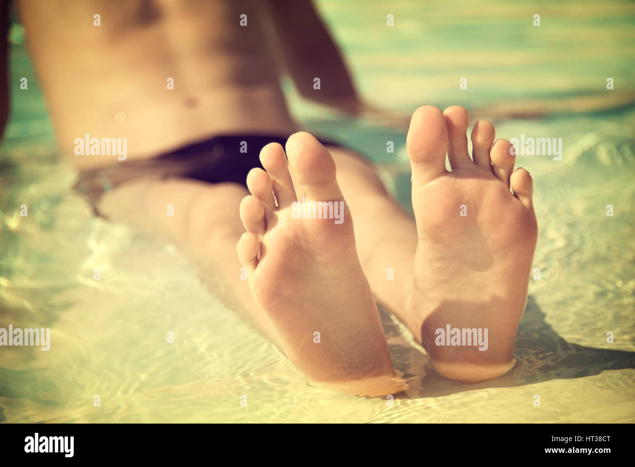 Junge Füße in einem Schwimmbad, Vintage Instagram-Prozess ...