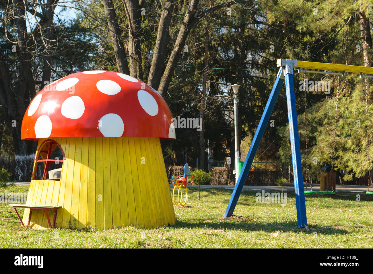 Wie spielen Pilz Haus im Kinderpark Stockfoto