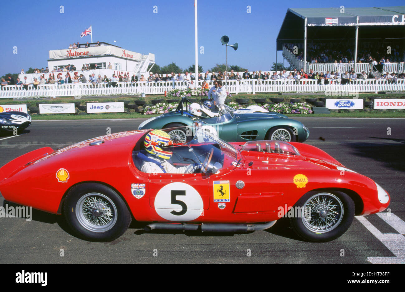 Ferrari am Start grid.1998 Goodwood Revival. Künstler: unbekannt. Stockfoto