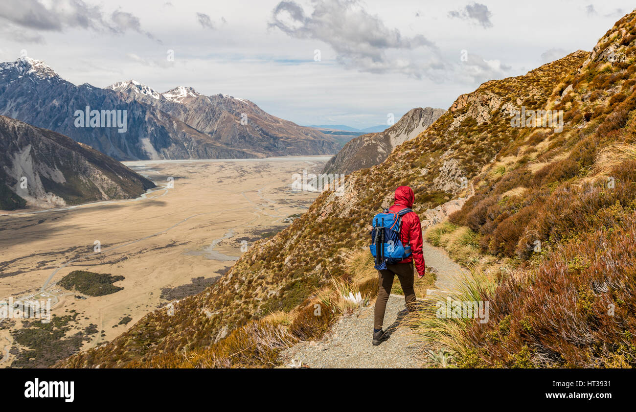 Wanderer, Einblick in das Hooker Valley von Sealy Bergseen Track, Mount Cook Nationalpark, Region Canterbury, Südinsel Stockfoto