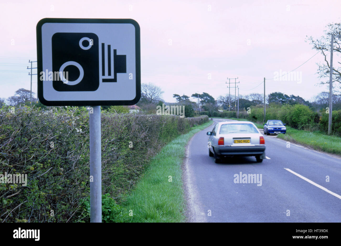 Geschwindigkeit Kamera Warnschild. Künstler: unbekannt. Stockfoto