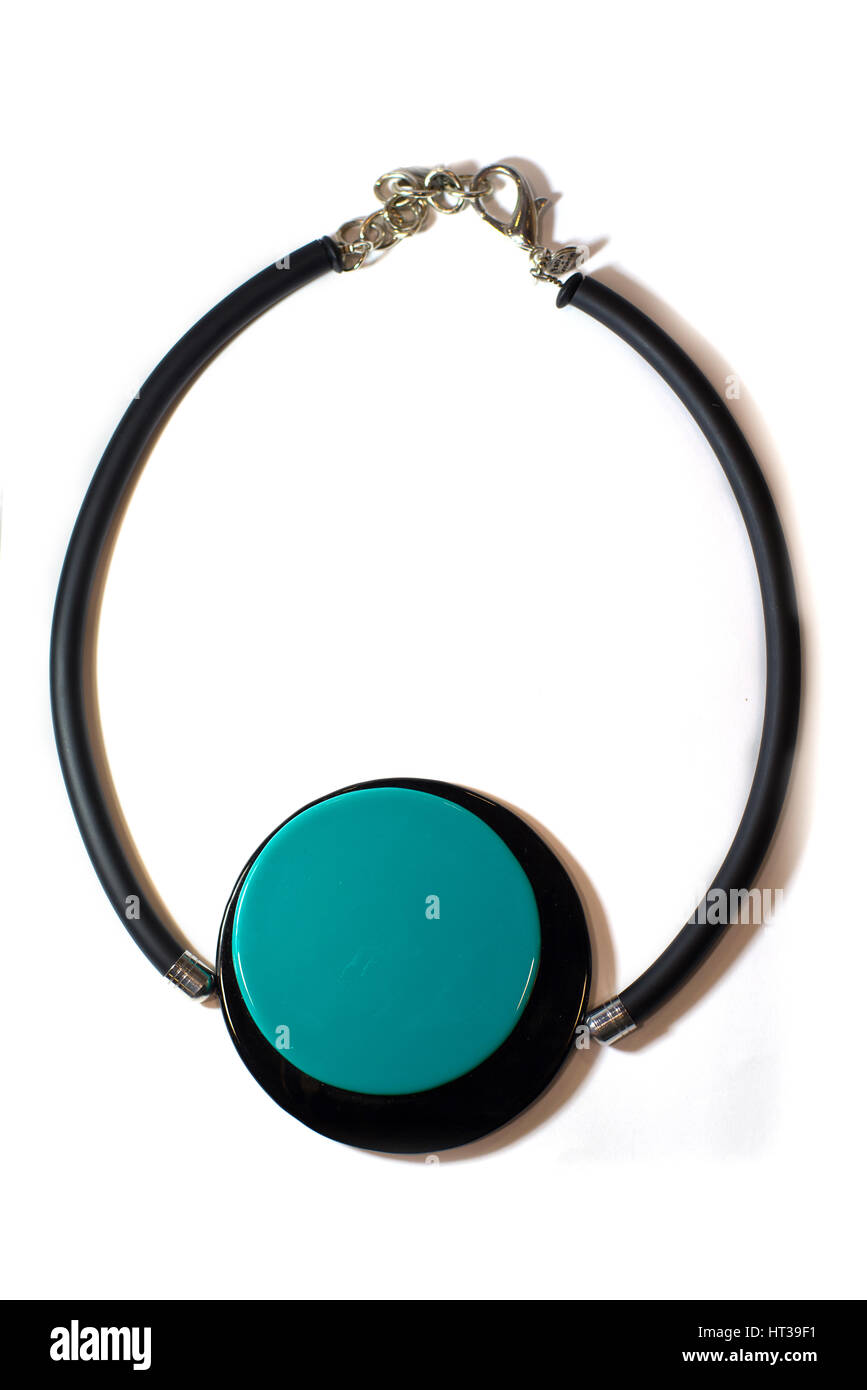 Halskette Metall Glas Kunststoff auf einem weißen Hintergrund ethnischen Stockfoto
