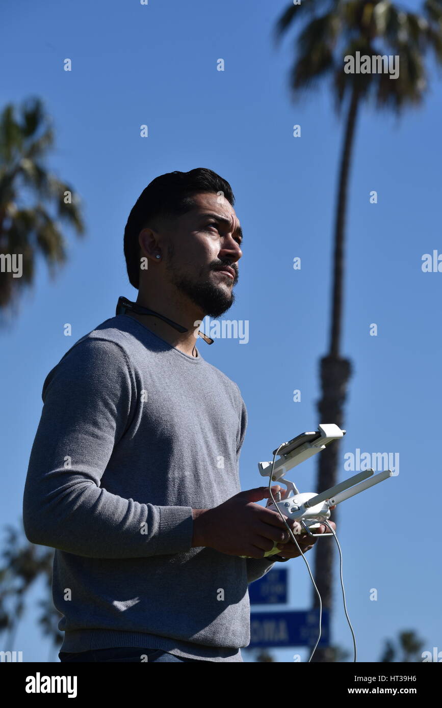 Lizenzierte Drohne Piloten fliegen DJI Phantom 4 Drohne mit einem Gimbal und Kamera angebracht.  Drohne, Fotografie, Video, fliegen, Überwachung. Stockfoto